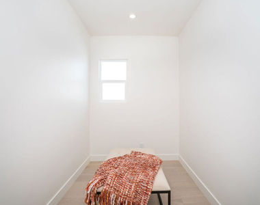 3871 Welland Avenue - Photo Thumbnail 9