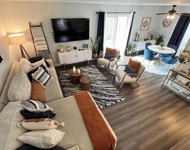 3707 Yale Drive - Photo Thumbnail 2