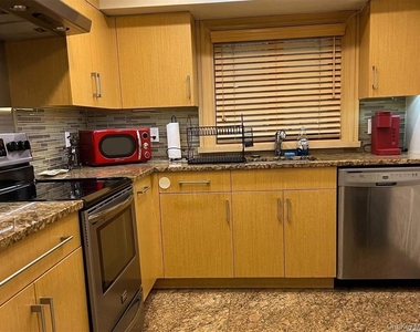 548 S Strong Avenue - Photo Thumbnail 9