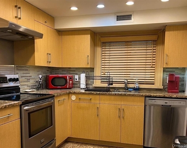 548 S Strong Avenue - Photo Thumbnail 10