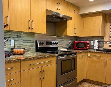 548 S Strong Avenue - Photo Thumbnail 11