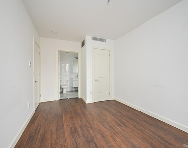 144-27 Sanford Avenue - Photo Thumbnail 15