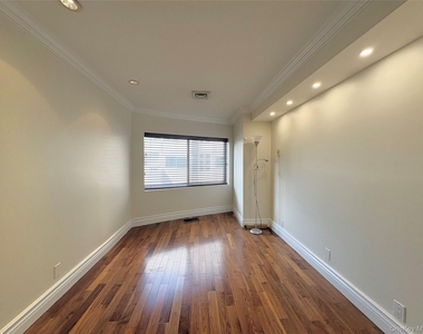 100 Cuttermill Road - Photo Thumbnail 4