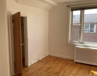 6125 185th Street - Photo Thumbnail 3