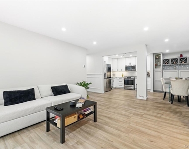 18 Huntington Circle - Photo Thumbnail 4