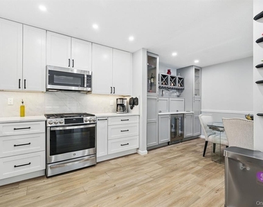 18 Huntington Circle - Photo Thumbnail 3