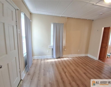 27 Obert Street - Photo Thumbnail 4