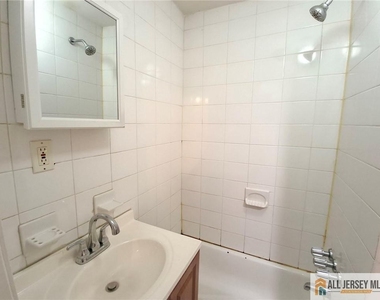 27 Obert Street - Photo Thumbnail 7