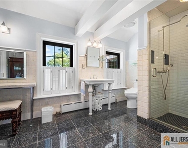 0-1048-105 Prospect Street - Photo Thumbnail 15