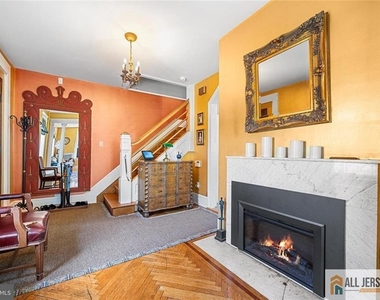 0-1048-105 Prospect Street - Photo Thumbnail 3