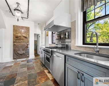 0-1048-105 Prospect Street - Photo Thumbnail 7