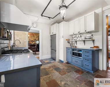 0-1048-105 Prospect Street - Photo Thumbnail 8
