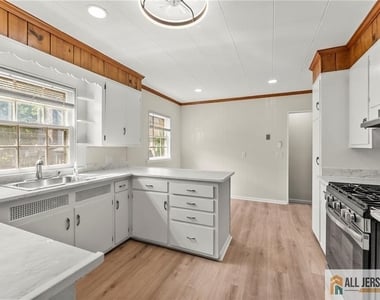 405 Maple Avenue - Photo Thumbnail 6