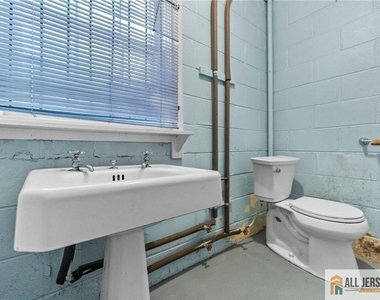 405 Maple Avenue - Photo Thumbnail 16