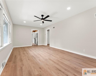 405 Maple Avenue - Photo Thumbnail 2