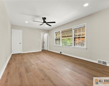 405 Maple Avenue - Photo Thumbnail 3