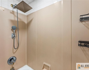 405 Maple Avenue - Photo Thumbnail 13