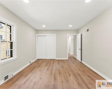 405 Maple Avenue - Photo Thumbnail 11
