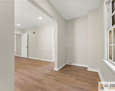 405 Maple Avenue - Photo Thumbnail 8