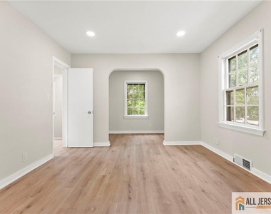 405 Maple Avenue - Photo Thumbnail 12