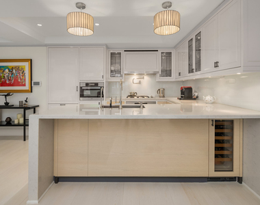 21 E 61st Street - Photo Thumbnail 3