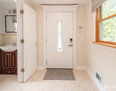 135 Summerhill Road - Photo Thumbnail 4