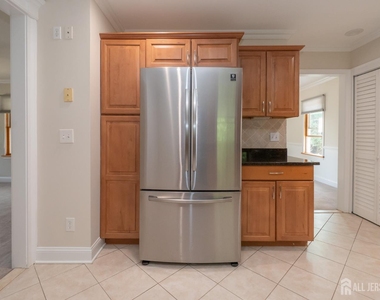 135 Summerhill Road - Photo Thumbnail 10