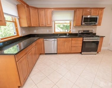 135 Summerhill Road - Photo Thumbnail 6