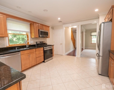 135 Summerhill Road - Photo Thumbnail 5