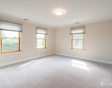 135 Summerhill Road - Photo Thumbnail 28