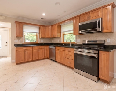 135 Summerhill Road - Photo Thumbnail 7