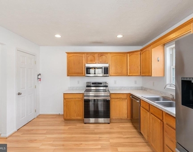 395 Stonewall Street - Photo Thumbnail 3