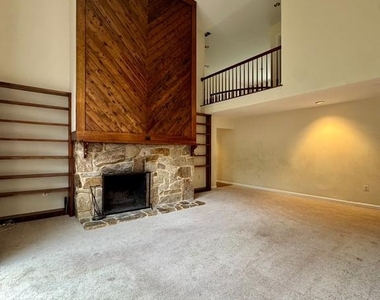 8470 Clover Leaf Drive - Photo Thumbnail 2