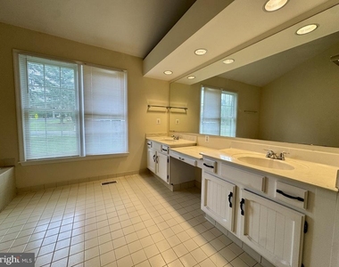 8470 Clover Leaf Drive - Photo Thumbnail 11