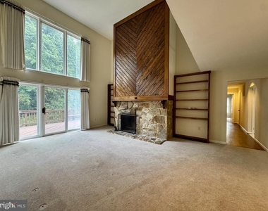 8470 Clover Leaf Drive - Photo Thumbnail 3