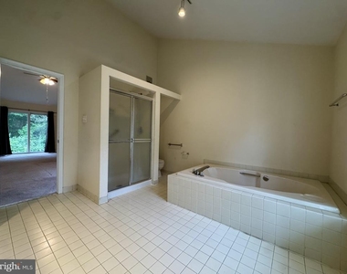 8470 Clover Leaf Drive - Photo Thumbnail 12
