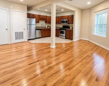 209 Hanover Street - Photo Thumbnail 4