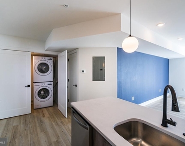 629 W Girard Avenue - Photo Thumbnail 7