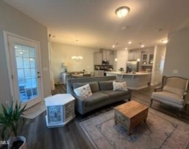 142 Walking Path Place - Photo Thumbnail 3