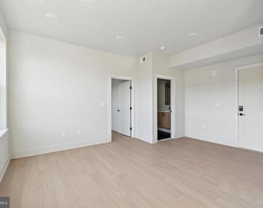 5521 Wayne Avenue - Photo Thumbnail 6