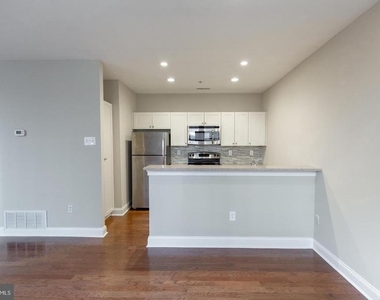 1411-1 Walnut Street - Photo Thumbnail 11