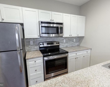 1411-1 Walnut Street - Photo Thumbnail 14