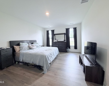 468 Winding Creek Drive - Photo Thumbnail 8