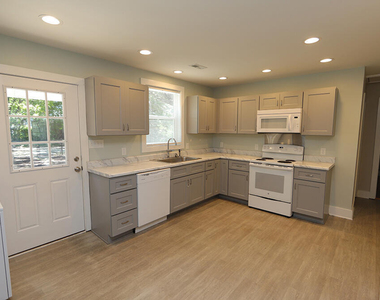 102 E Edgewood Drive - Photo Thumbnail 5