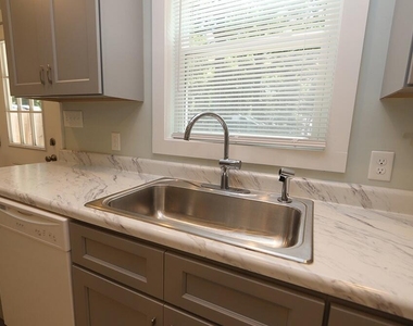 102 E Edgewood Drive - Photo Thumbnail 6