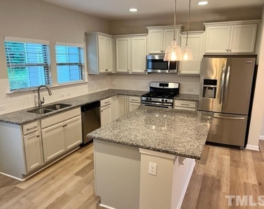 1126 Metropolitan Drive - Photo Thumbnail 6