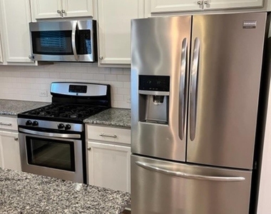 1126 Metropolitan Drive - Photo Thumbnail 7