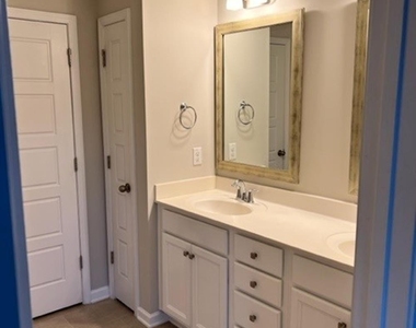 1126 Metropolitan Drive - Photo Thumbnail 14