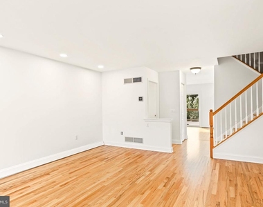 808 Yorkview Drive - Photo Thumbnail 5