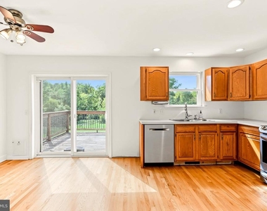 808 Yorkview Drive - Photo Thumbnail 9